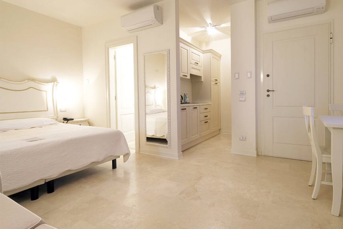 1 Schlafzimmer, hochwertige Bettwaren, Zimmersafe, Bügeleisen/Bügelbrett