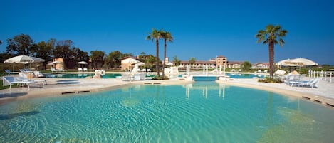 Una piscina techada, una piscina al aire libre