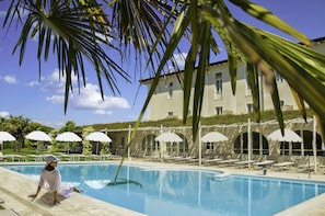 Una piscina cubierta, una piscina al aire libre