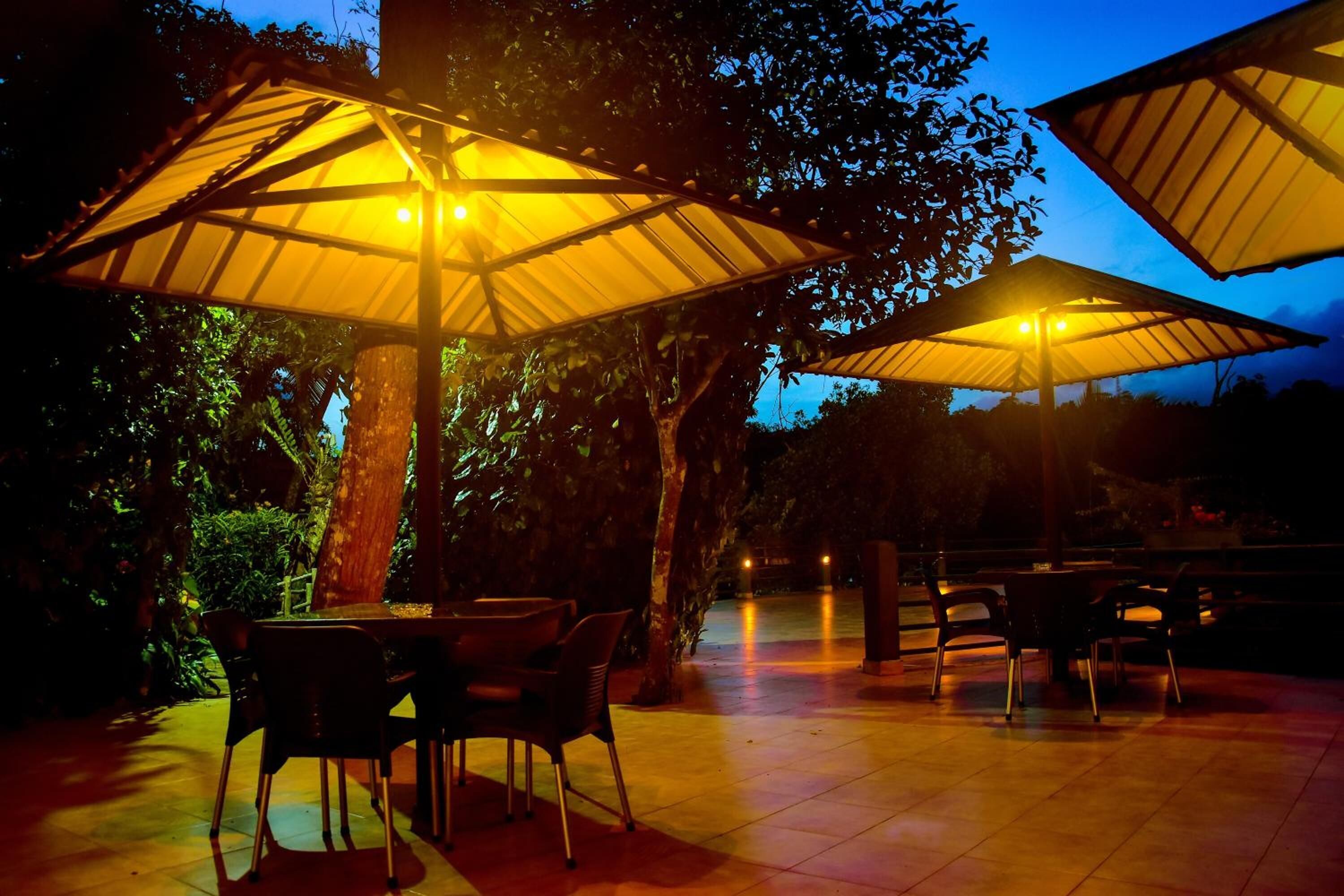 S&#x27;hi serveixen esmorzars, dinars, sopars i plats de cuina local 