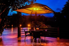 Frokost, lunsj og middag serveres, lokale retter 