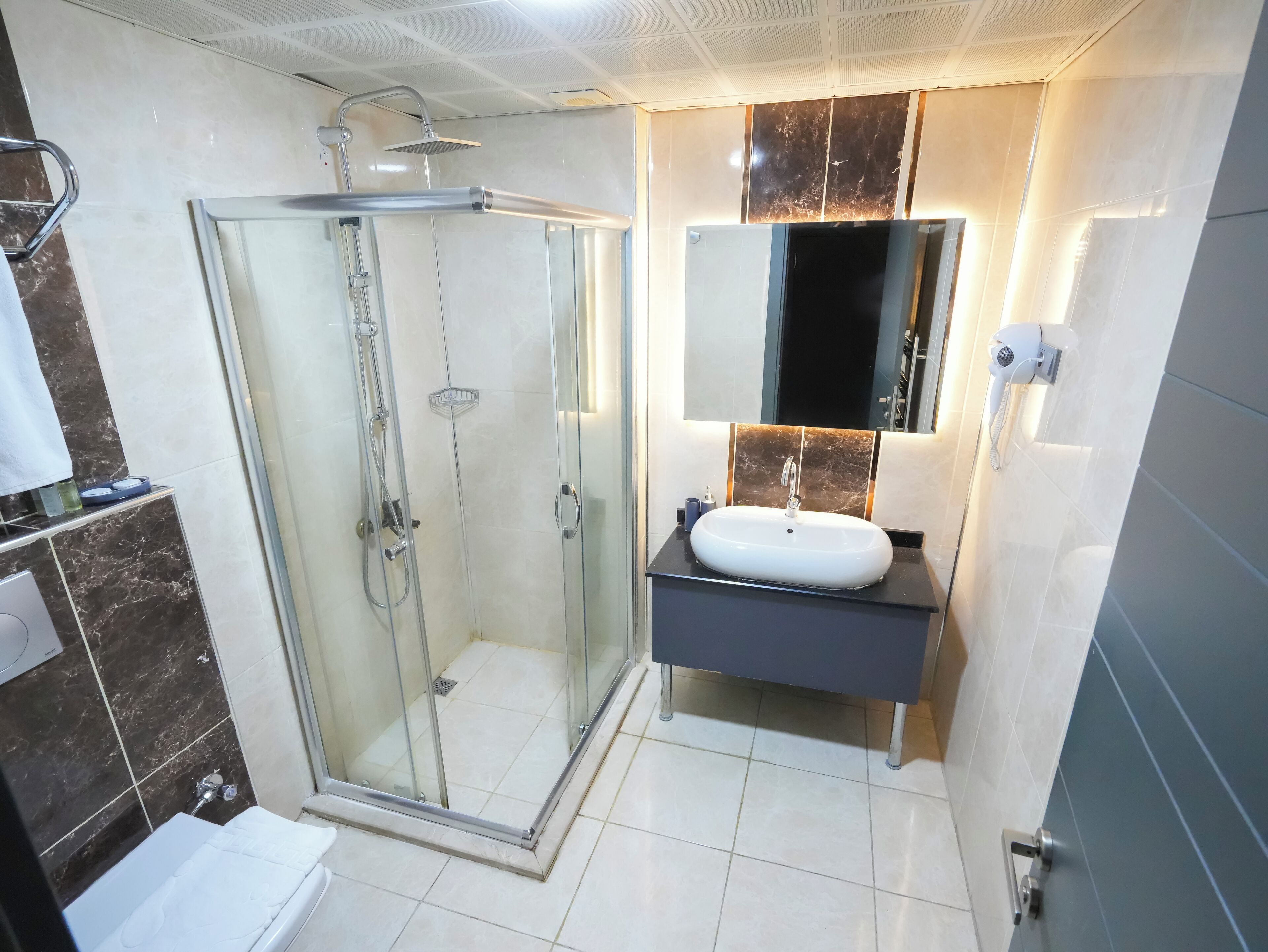 Deluxe Two-Bedroom Suite | ห้องอาบน้ำ