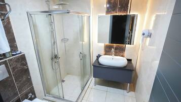 Deluxe Two-Bedroom Suite | ห้องอาบน้ำ