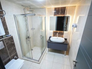 Deluxe Two-Bedroom Suite | Bathroom shower - No 139 Apartments (Istanbul)