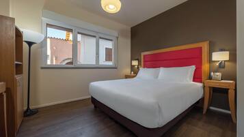 Basic-dobbeltværelse | Pengeskab på værelset, mørklægningsgardiner, sengetøj