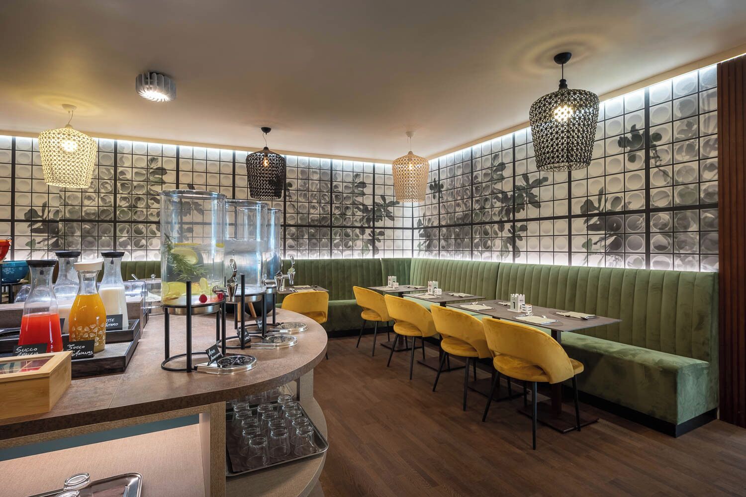 Ein Restaurantinneres mit Theke, Sitzbereich und dekorativen Wandverkleidungen.