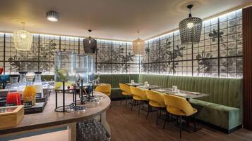 Ein Restaurantinneres mit Theke, Sitzbereich und dekorativen Wandverkleidungen.