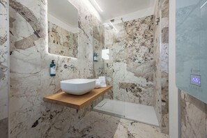 Douche, pantoufles, serviettes fournies, savon
