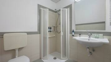 Basic-dobbeltværelse | Badeværelse | Bruser, hjemmesko, håndklæder, Sæbe