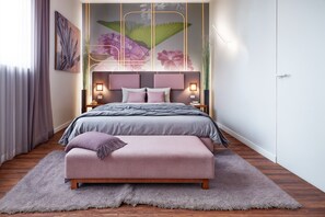 Suite | Caja de seguridad en la habitación, cortinas blackout y ropa de cama 