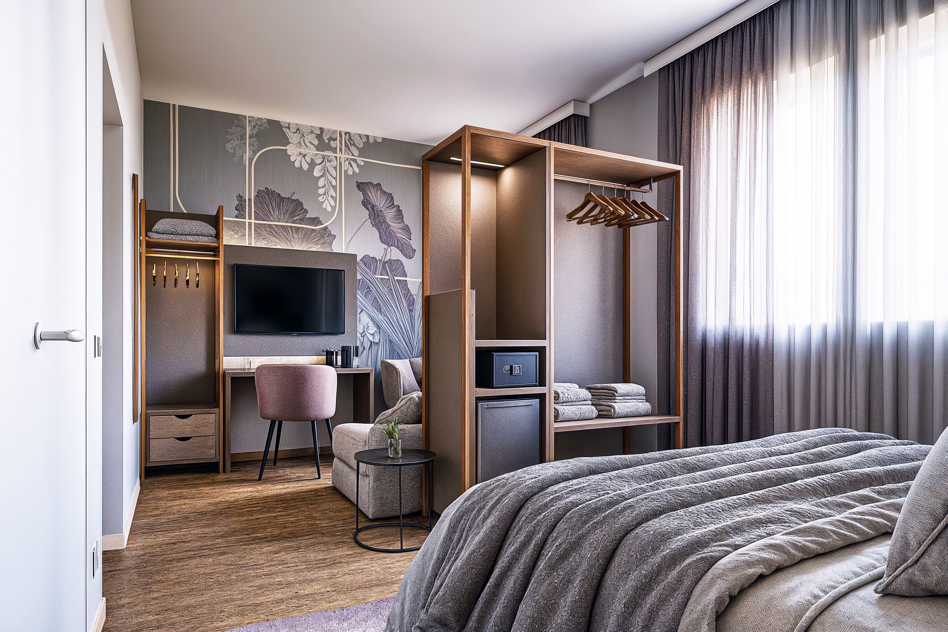 Suite | Una cassaforte in camera, tende oscuranti, lenzuola