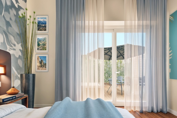 Camera Classic | Una cassaforte in camera, tende oscuranti, lenzuola