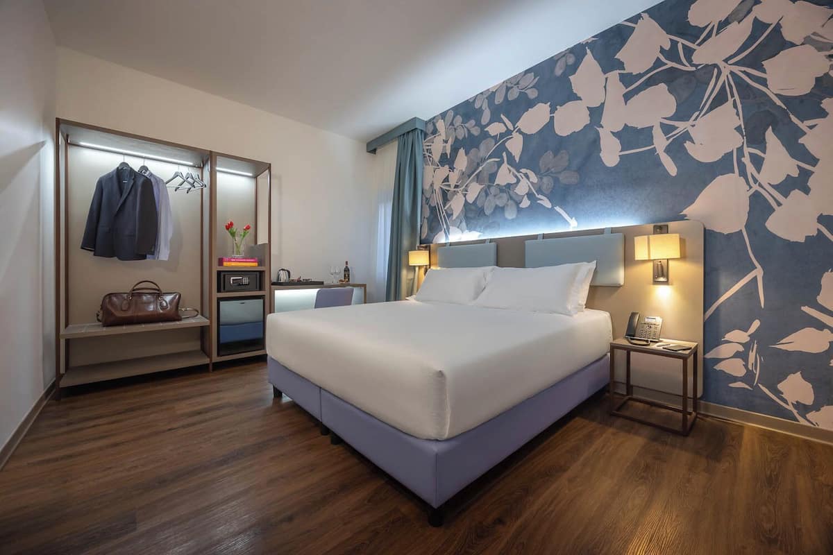 Chambre classique double | Coffre-fort, rideaux dâobscurcissement, literie fournie