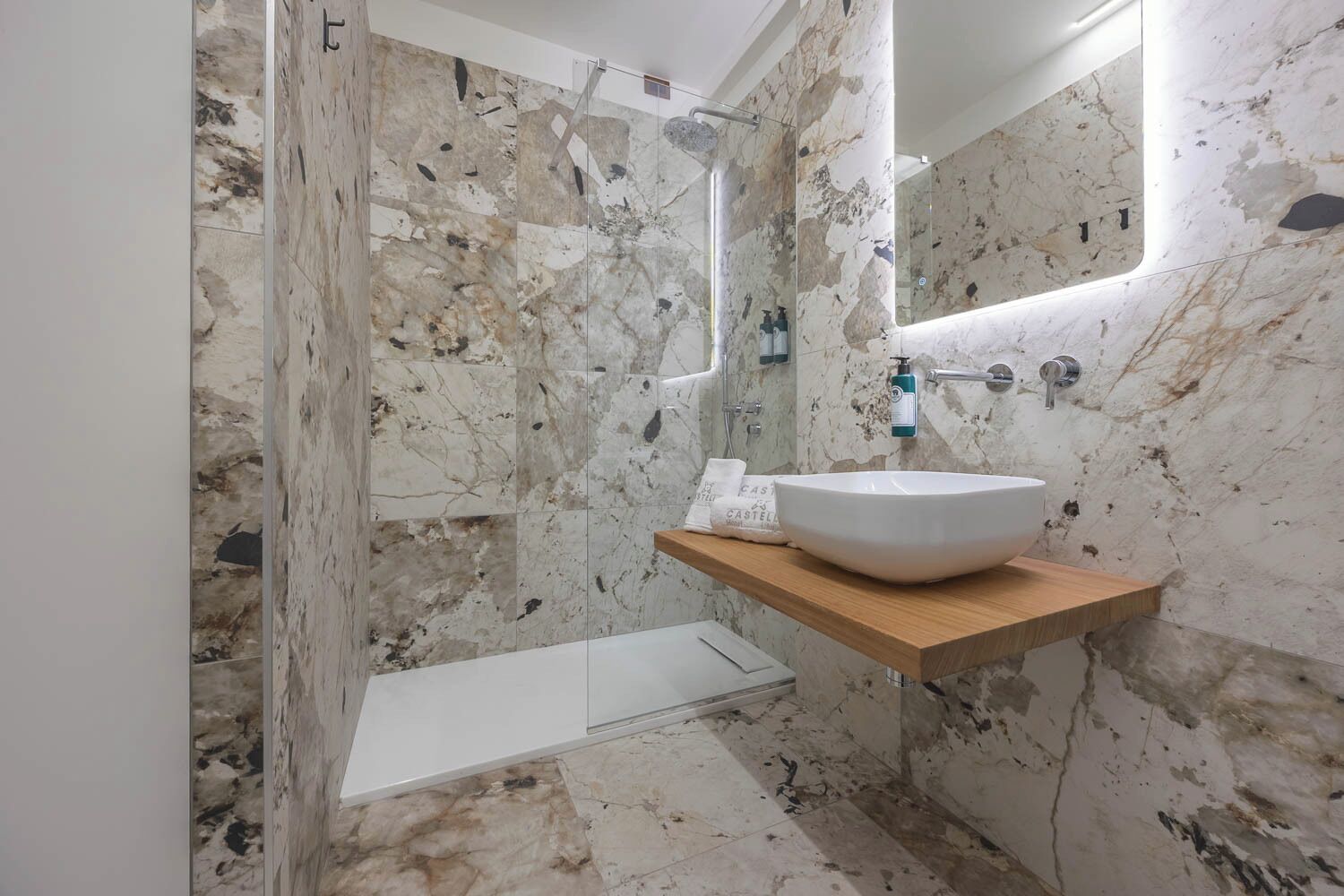 Dusche, Hausschuhe, Handtücher, Seife