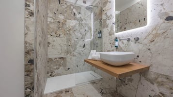 Dusche, Hausschuhe, Handtücher, Seife