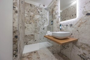 Shower, slippers, towels, soap - Hotel Castello (L'Aquila)