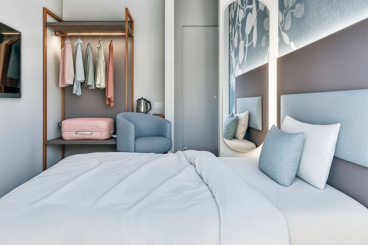 Single Room | In-room safe, blackout drapes