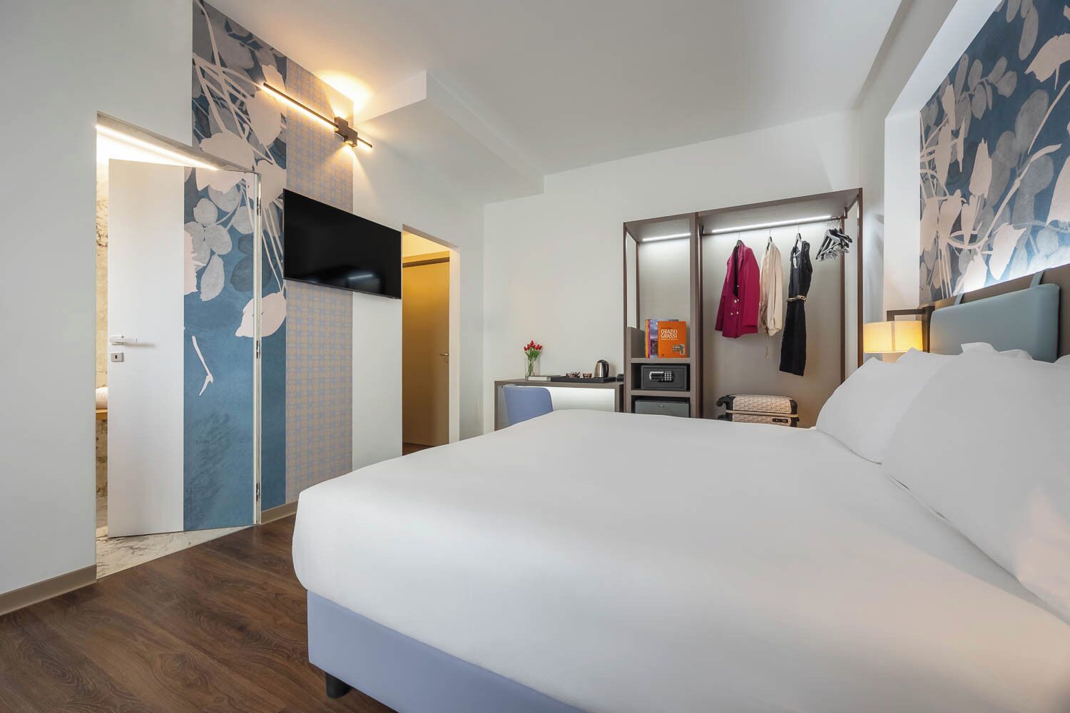 Caja de seguridad en la habitación, cortinas blackout y ropa de cama 