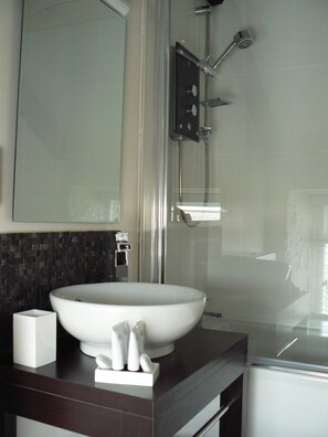 Superior Double Room | Bathroom - Cape Cornwall golf & Leisure (Penzance)