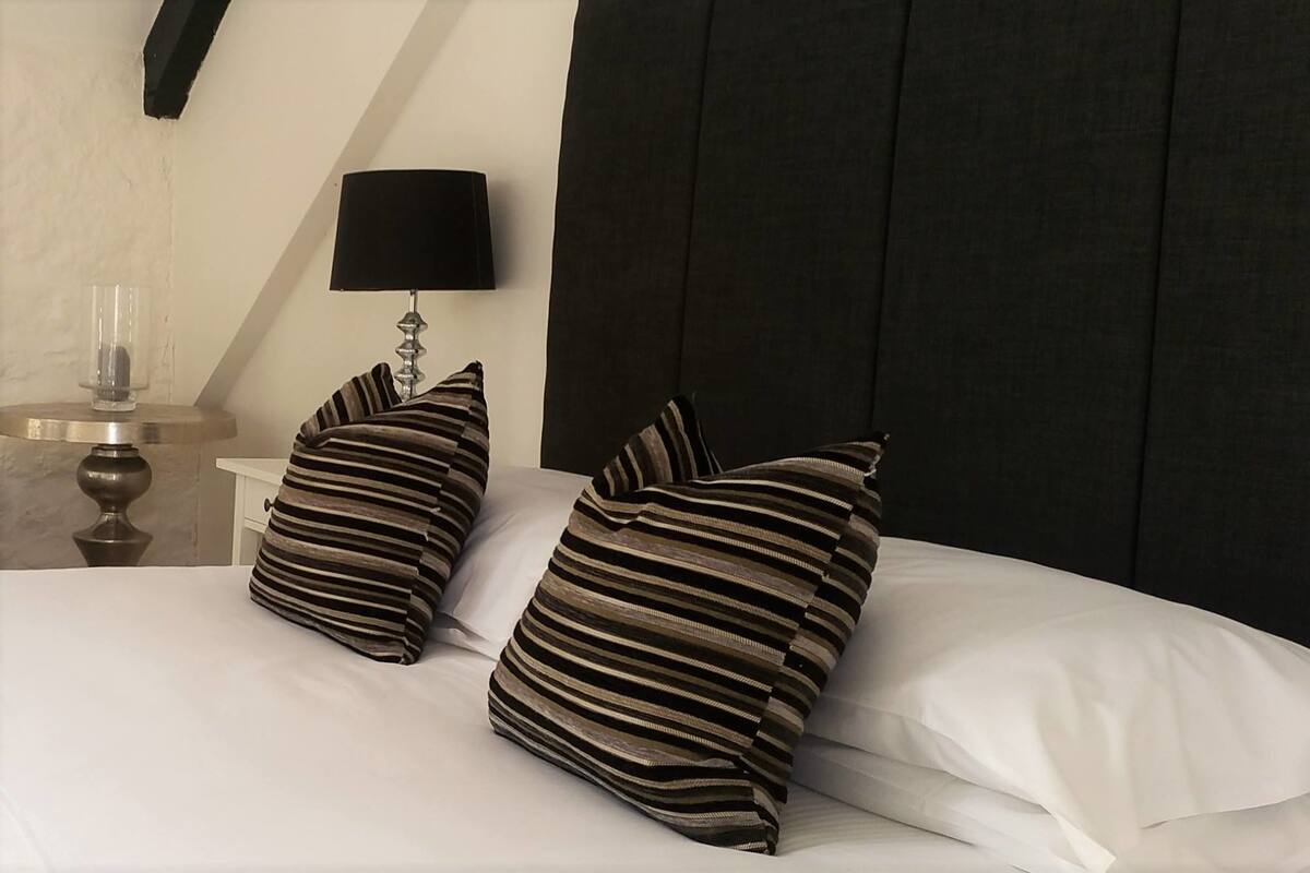Family Room | Cribs (surcharge), rollaway beds (surcharge), WiFi (free)