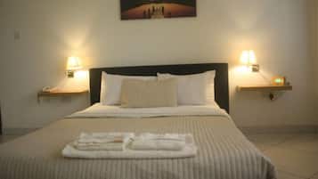 1 kamar tidur, brankas, meja kerja, dan setrika/meja setrika