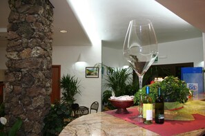 供应早餐、午餐和晚餐，地方菜