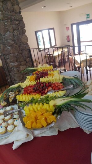 Petit déjeuner, déjeuner et dîner servis sur place
