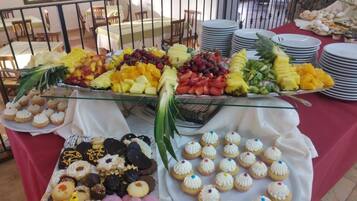 Frühstück, Mittagessen, Abendessen, lokale Küche