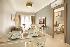 Suite Standard | Coffres-forts dans les chambres, bureau, rideaux occultants