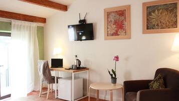 Habitación estándar doble | Zona de estar | Una televisión LED