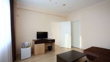 Luksussviitti, 1 makuuhuone | Oleskelualue | LCD-televisio