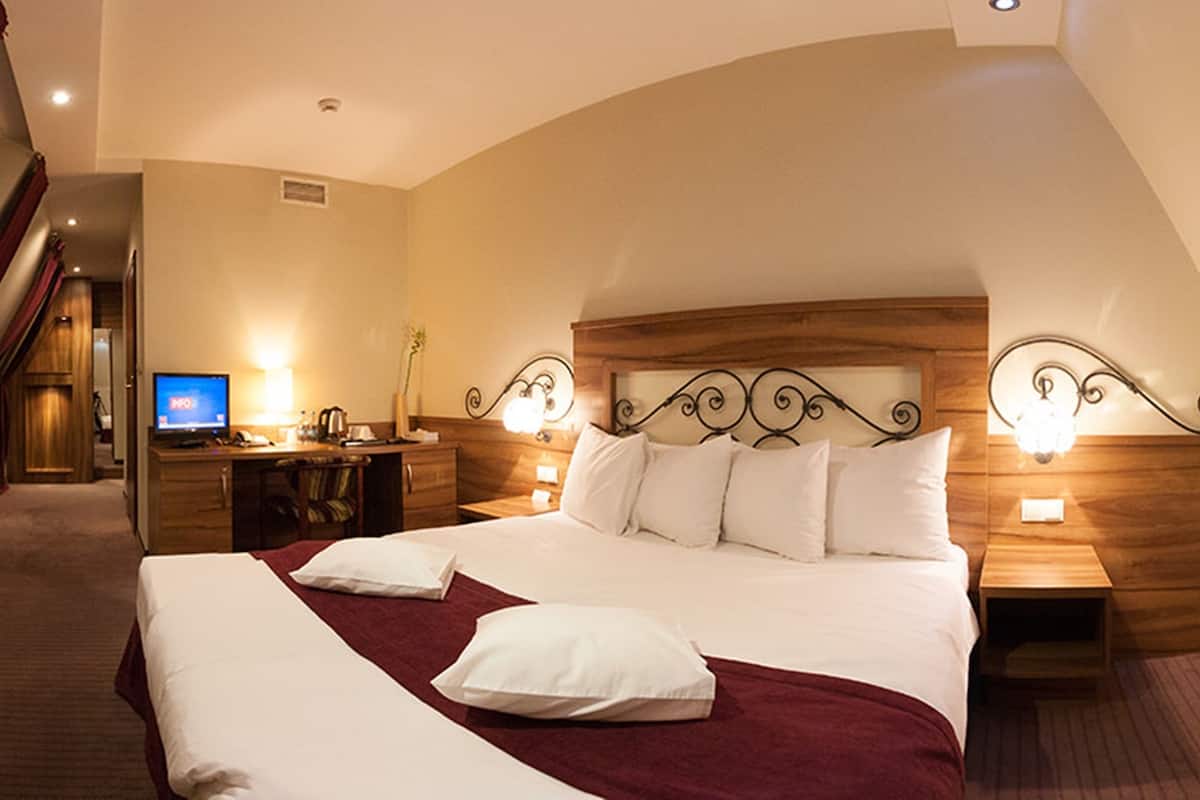 double room, 1 double bed | egyptian cotton sheets, hypo-allergenic bedding, down duvets