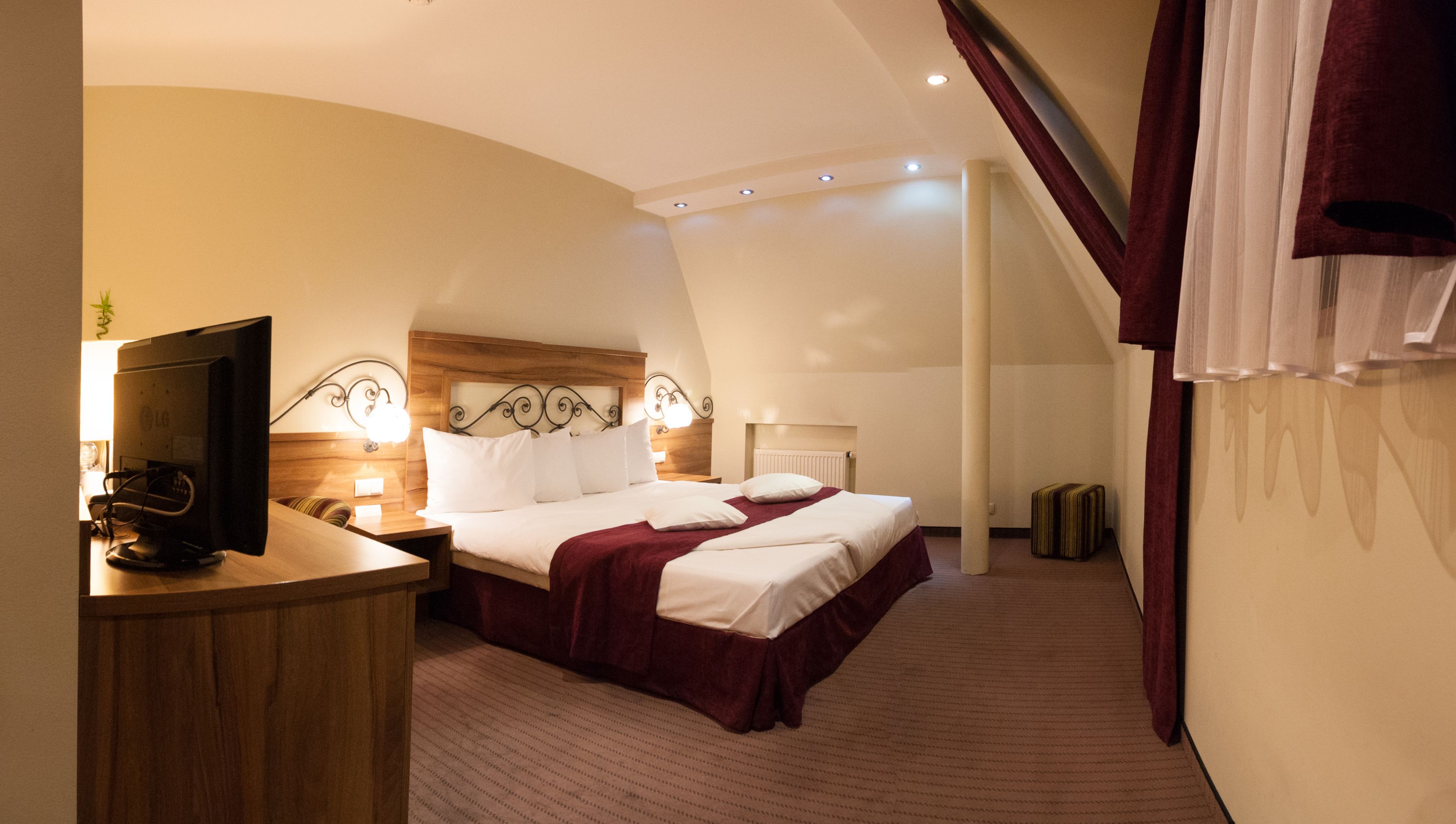 double room, 1 double bed | egyptian cotton sheets, hypo-allergenic bedding, down duvets