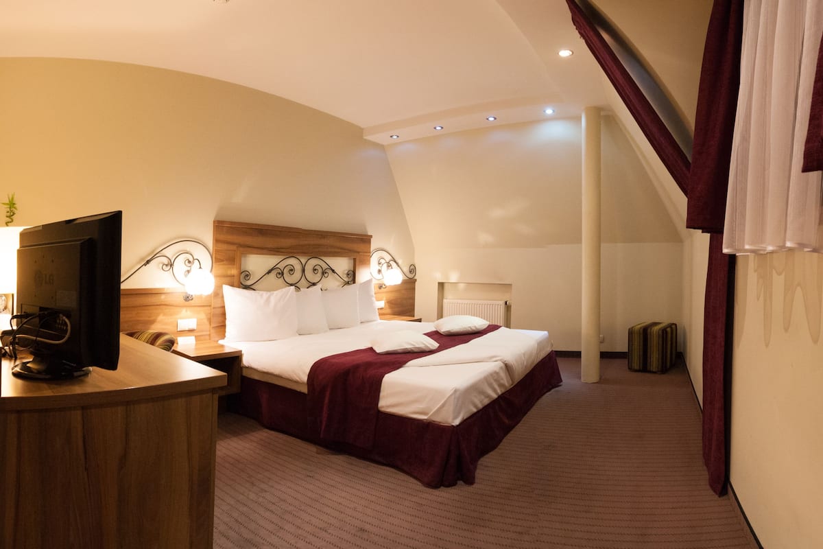 double room, 1 double bed | egyptian cotton sheets, hypo-allergenic bedding, down duvets