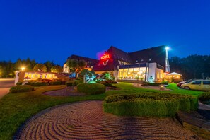 Fassade der Unterkunft – Abend/Nacht