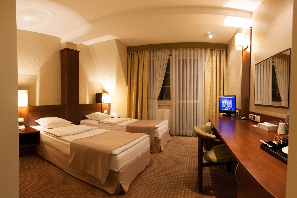 twin room | egyptian cotton sheets, hypo-allergenic bedding, down duvets