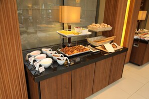 Tägliches Frühstücksbuffet gegen Gebühr