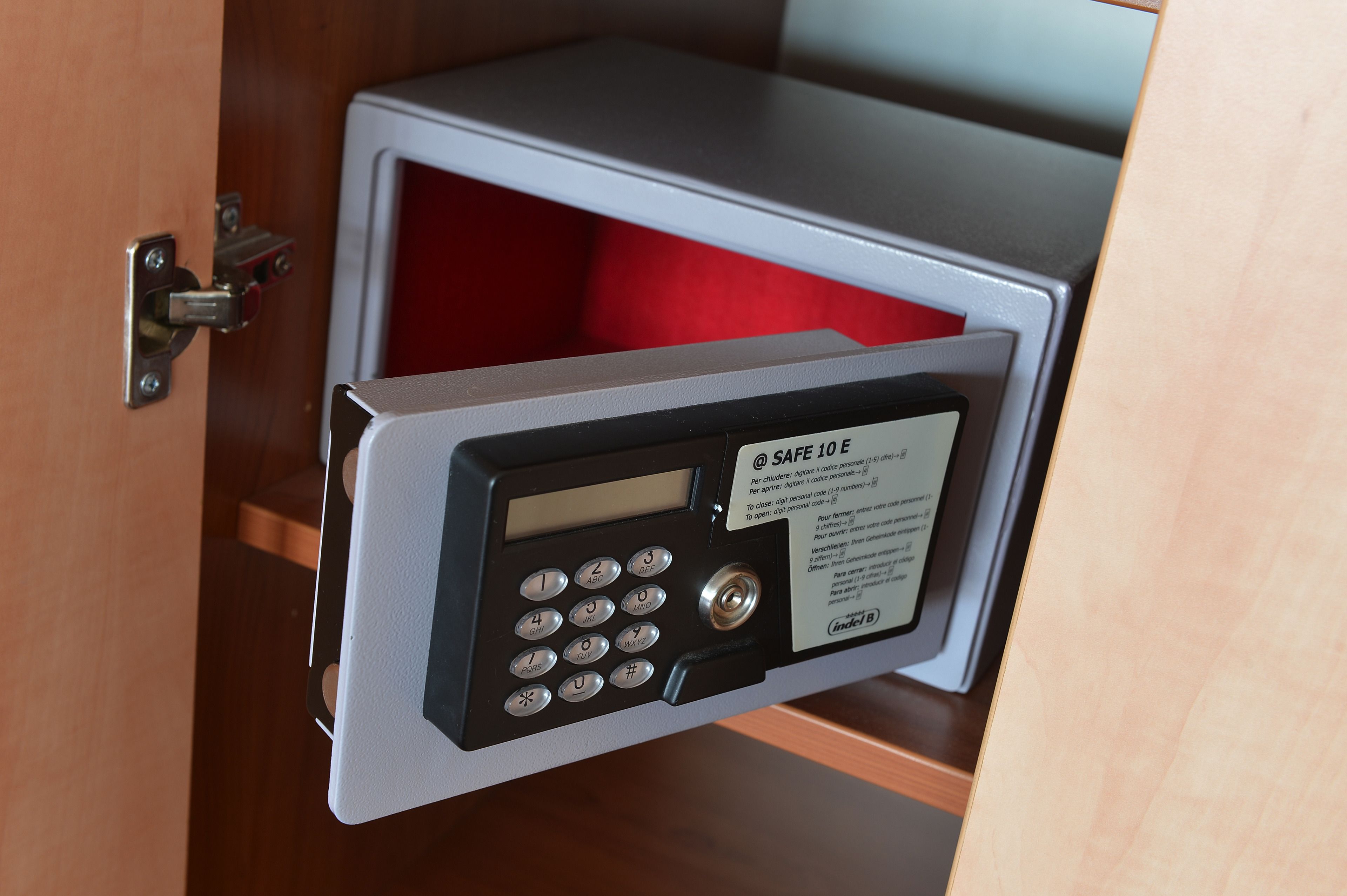 Una caja fuerte con un teclado y un cartel que indica que es una caja de seguridad.