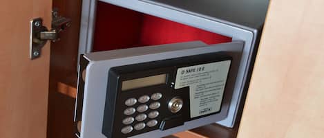 Una caja fuerte con un teclado y un cartel que indica que es una caja de seguridad.
