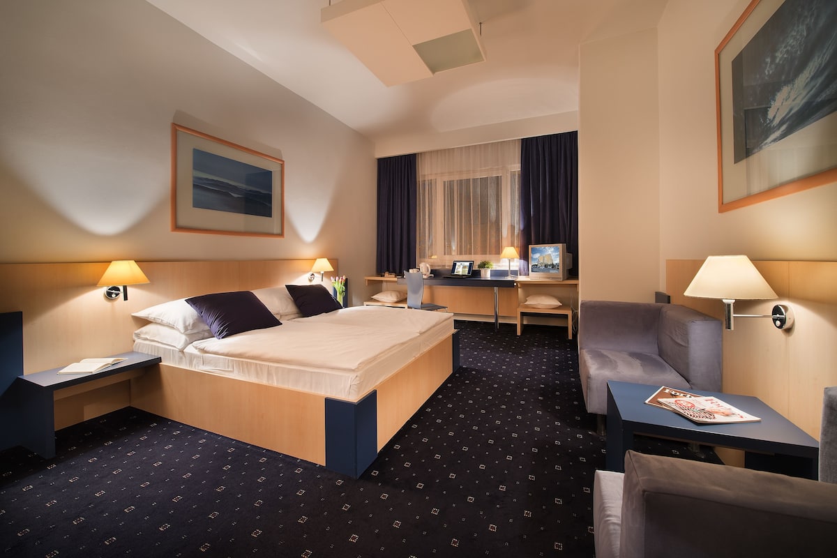 comfort double or twin room, city view | 1 bedroom, minibar, in-room safe, desk