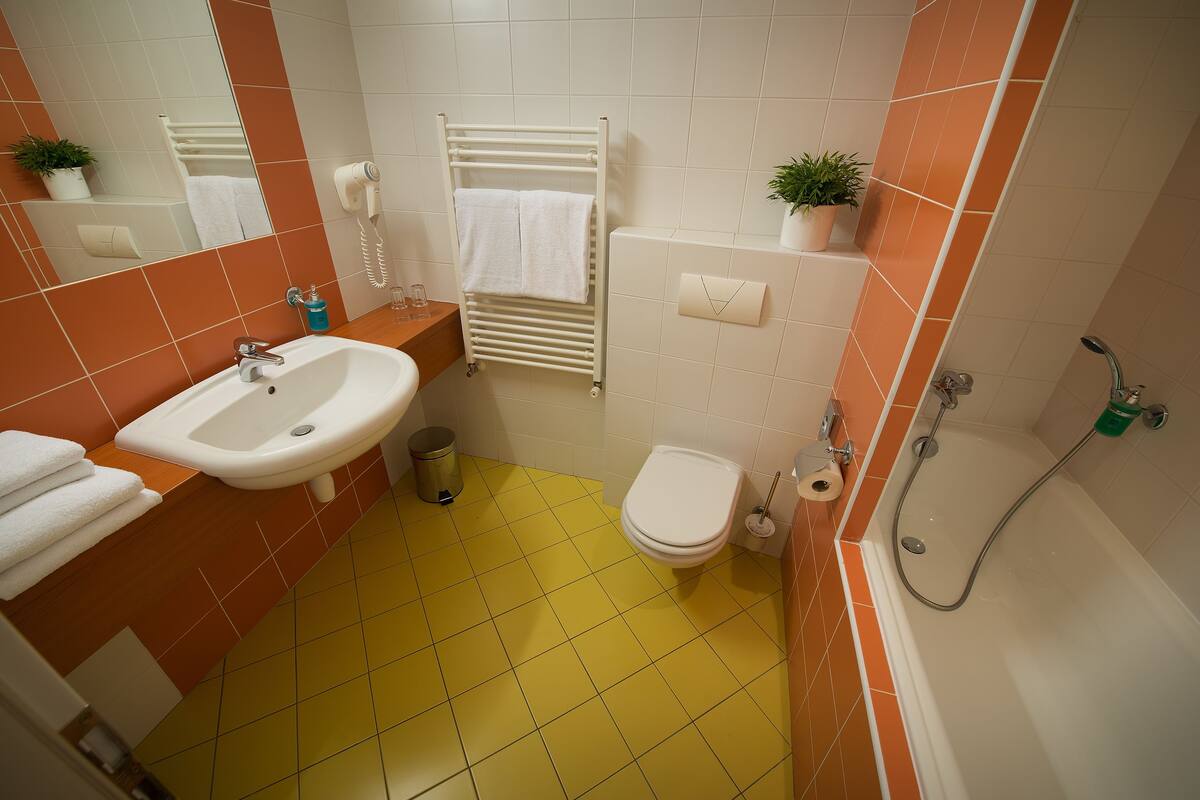 family room, 2 bedrooms | bathroom | shower, free toiletries, towels