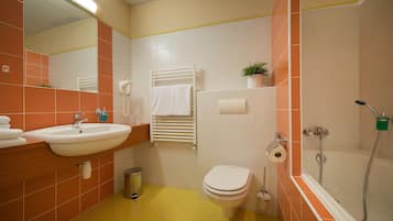Un baño con lavamanos, inodoro y ducha.