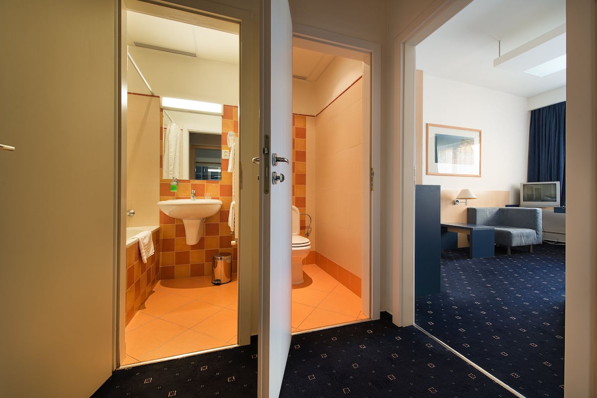 comfort triple room, city view | bathroom | shower, free toiletries, towels