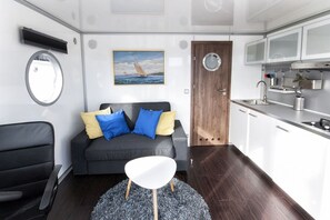 Standard-huoneisto, 1 makuuhuone (Jyväskylä) | Olohuone | 40–tuumainen taulutelevisio, jossa satelliittikanavat