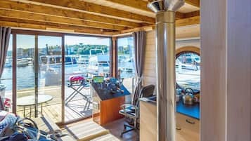 Classic Apartment, 1 Double Bed, Lake View, Lakeside | Private kitchen | Stovetop, coffee/tea maker, cookware/dishes/utensils
