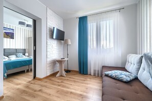 Tabla de planchar con plancha, wifi gratis y ropa de cama 