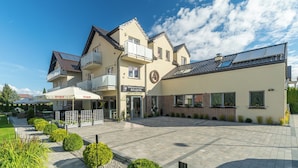 A two-story building with a restaurant named "Atlantis" and a sign for "TYSKIE" on the ground floor. - Villa Atlantis (Kolobrzeg)