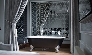 Deep-soaking bathtub - Boclair House Hotel (Glasgow)