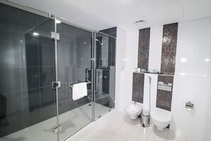 Artículos de tocador gratuitos, pantuflas, bidet, toallas