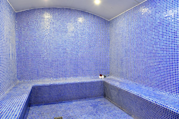 Couples treatment rooms, body treatments, deep-tissue massages